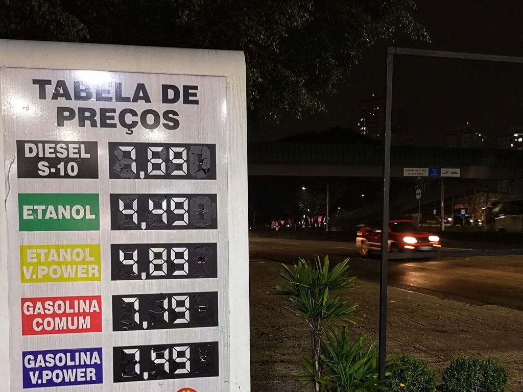 METADE DO DOBRO: Petrobras anuncia redução no diesel; novo valor é 55% maior do que em janeiro