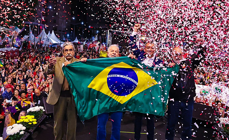 Comício de Lula e Edegar Pretto em Porto Alegre reúne cerca de 50 mil pessoas