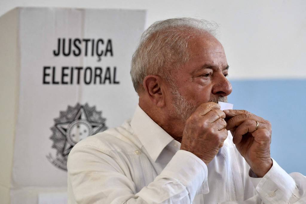 Lula vota e diz que hoje é o dia mais importante de sua vida
