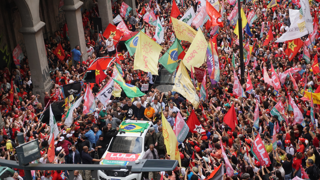 Agenda de Lula em Porto Alegre leva multidão para as ruas da capital