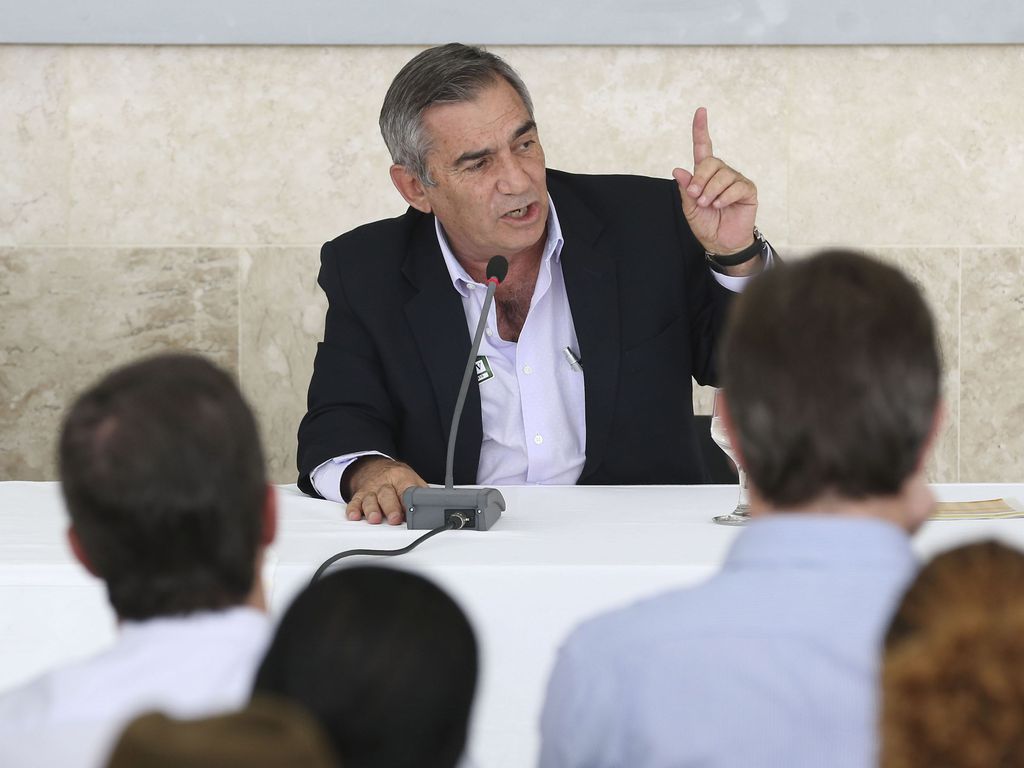 Gilberto Carvalho: Sem dialogar com as massas, o risco é “repetir 2013 e 2016”