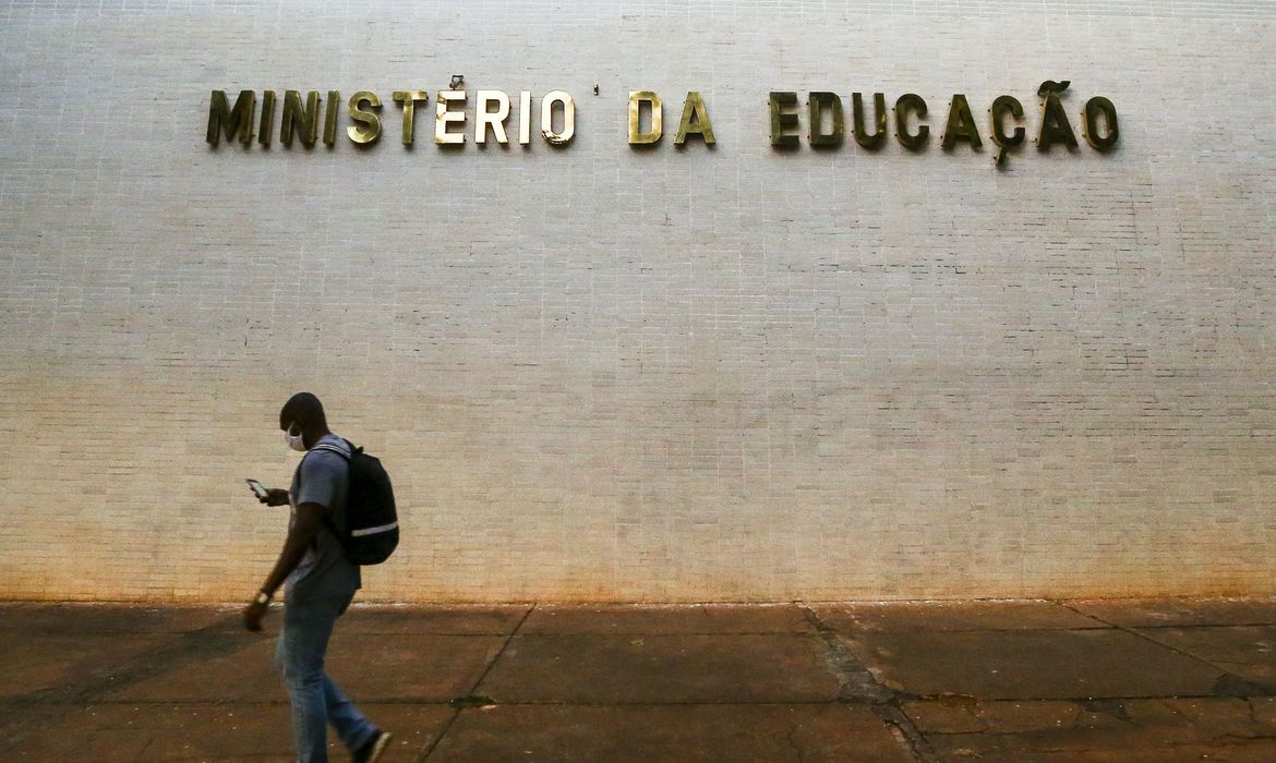 MEC fez mais um bloqueio no orçamento do ensino superior enquanto o Brasil jogava, diz Andifes