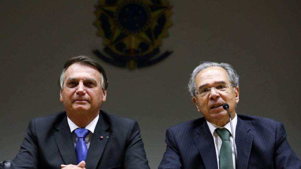 Bolsonaro e Guedes sabiam da falta de dinheiro para carros-pipa, diz site