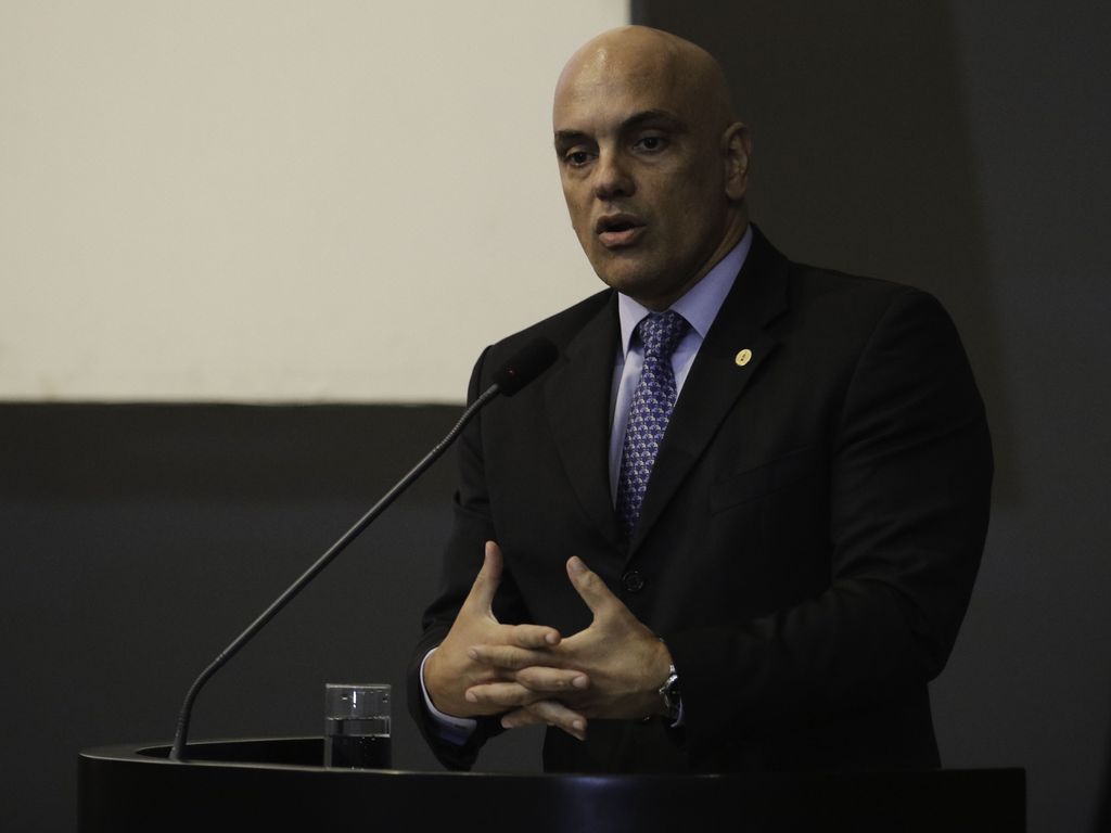 Moraes manda bloquear contas de pessoas físicas e jurídicas suspeitas de ligação com atos antidemocráticos
