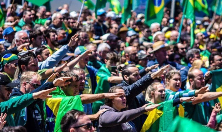 “Emanar energias positivas”: Ministério Público de Santa Catarina conclui que bolsonaristas não fizeram gesto nazista