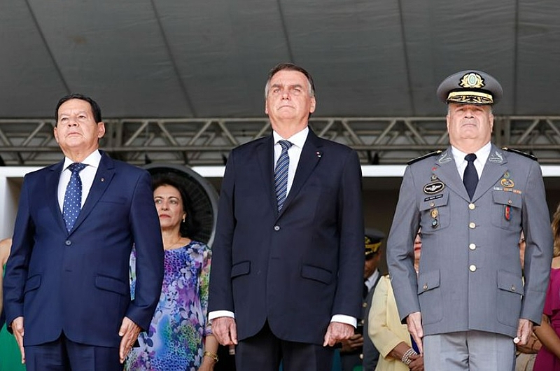 Bolsonaro reaparece e acena a apoiadores golpistas em evento de formatura no Exército