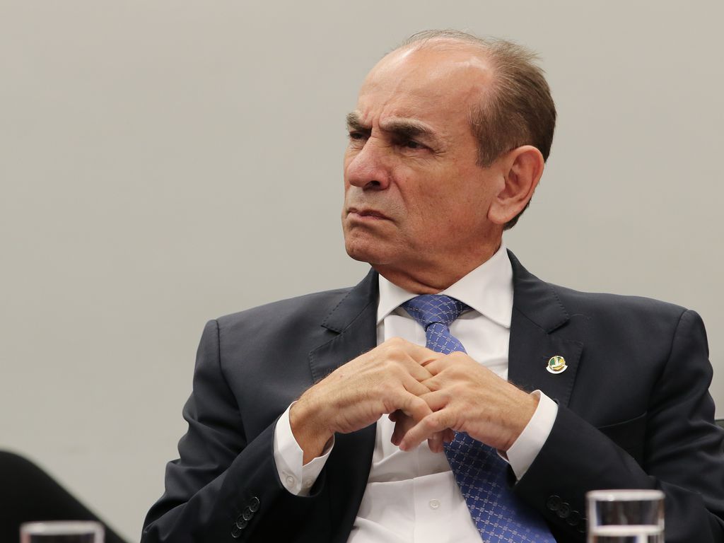 PEC da Transição vai ficar no meio-termo entre o que quer o governo e a oposição, prevê Marcelo Castro