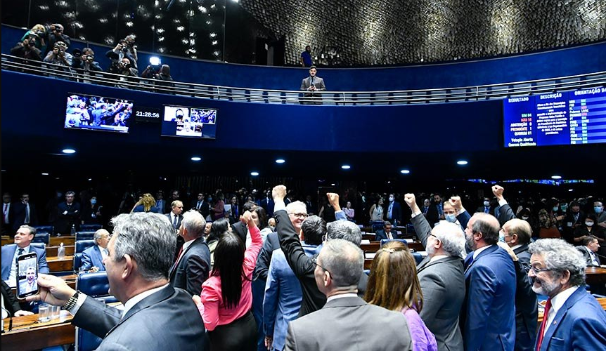 Sob intenso debate, PEC da Transição é aprovada no Senado