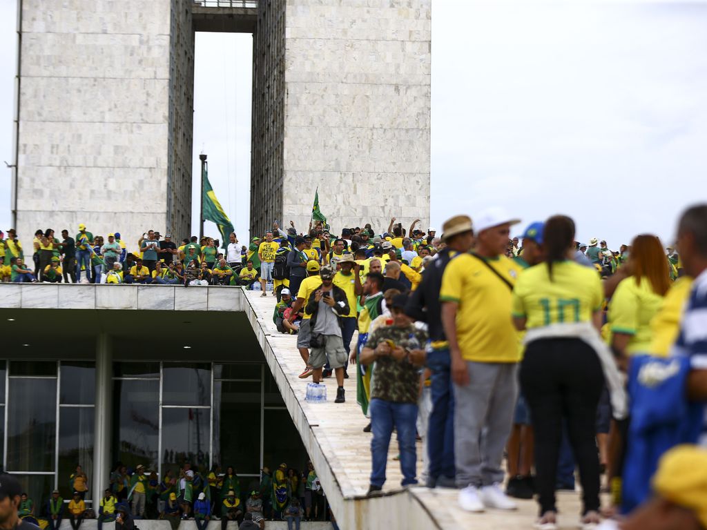 Bolsonaristas querem criar ‘versão alternativa da verdade’ em CPMI, afirma cientista política