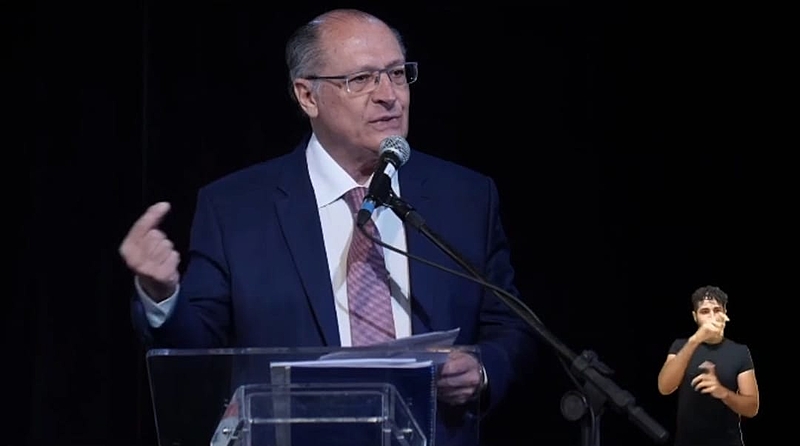 Alckmin toma posse e pede por “dias de crescimento e justiça social”