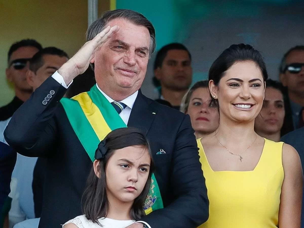 Bolsonaro depõe sobre fraude na carteira de vacinação e PF quer ouvir Michelle sobre pagamentos em dinheiro vivo