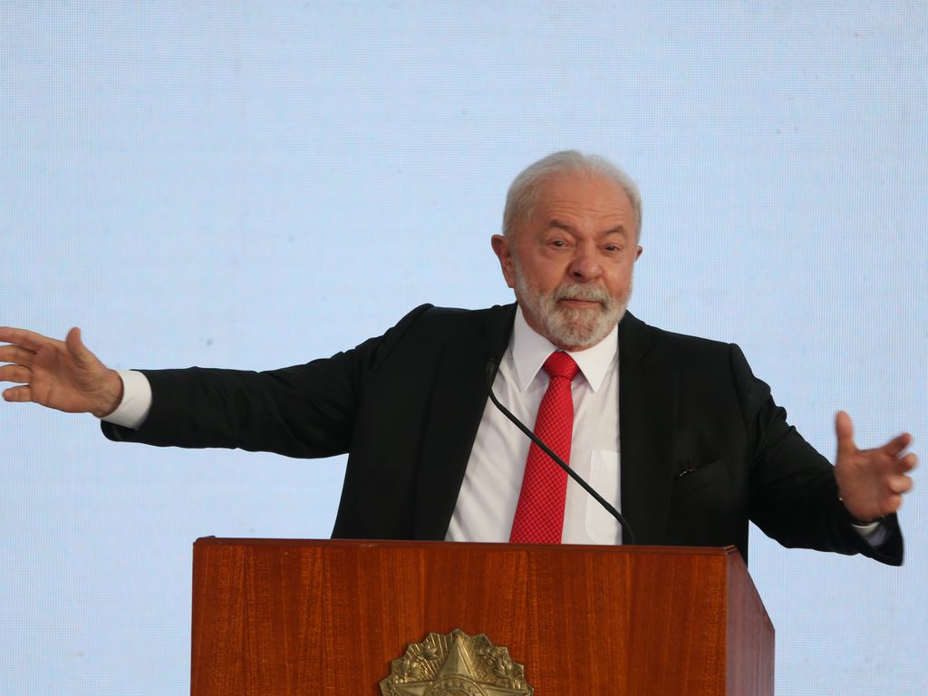 Ao demitir o comandante do Exército Lula manda vários recados