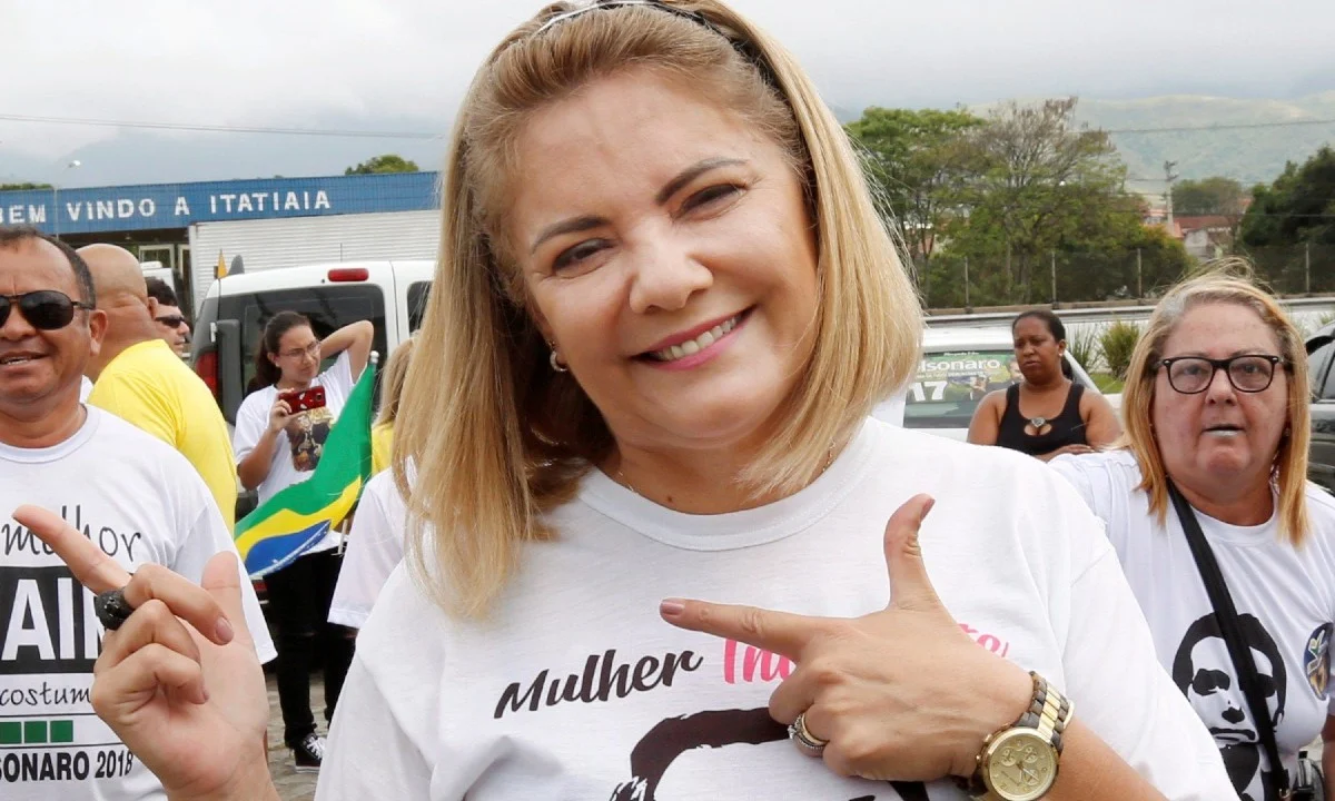 Ex-esposa de Bolsonaro perde nacionalidade brasileira