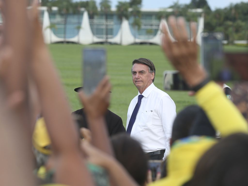 Bolsonaro tem viagem de retorno ao Brasil marcada para quinta-feira