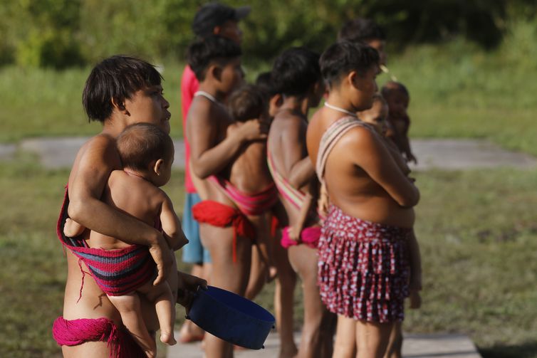Com apoio de Damares, governo Bolsonaro pagou missionários religiosos em terra Yanomami