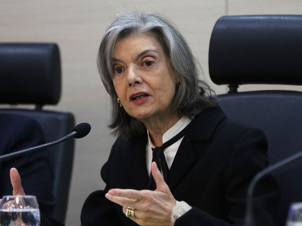 Cármen Lúcia envia pedidos de investigação contra Bolsonaro para a primeira instância