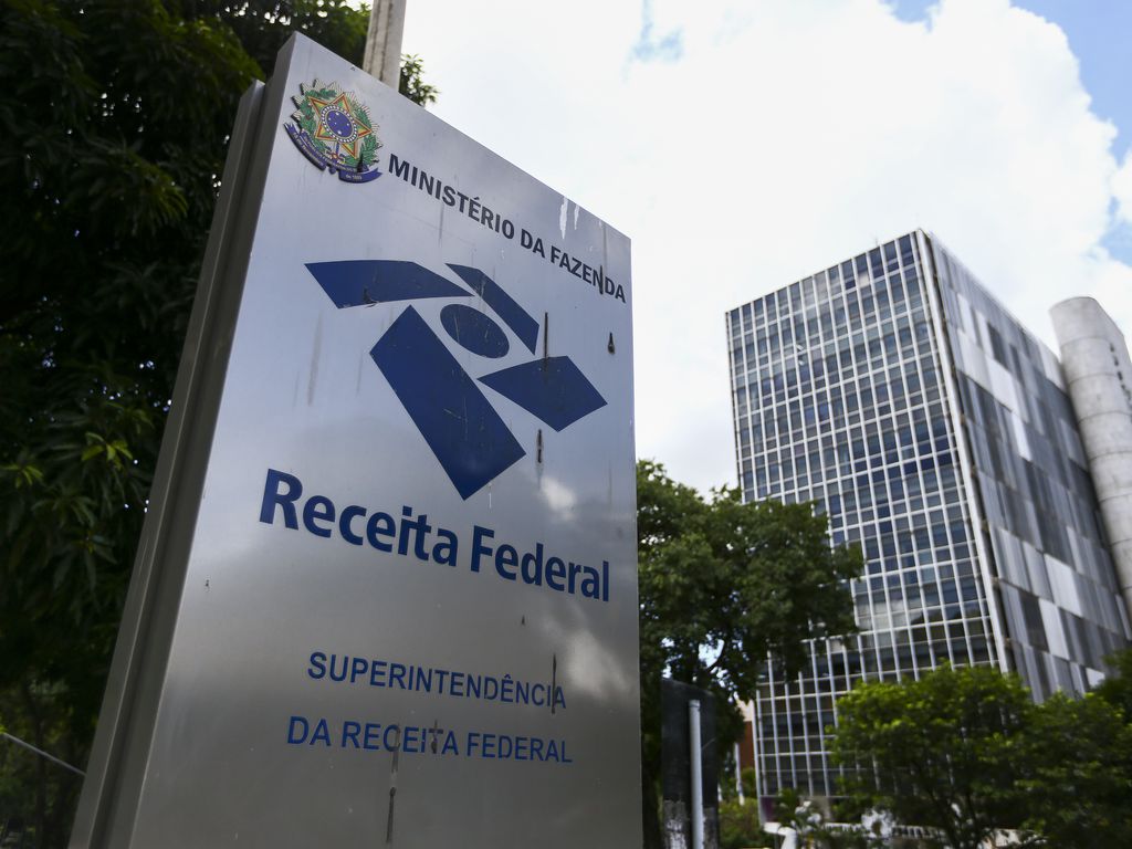 Ex-chefe da inteligência da Receita Federal acessou dados sigilosos de desafetos de Bolsonaro e fez visitas não registradas na agenda oficial