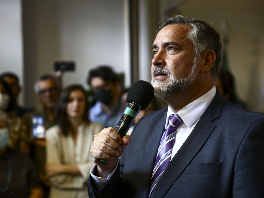 Ministro confirma volta do Mais Médicos; brasileiros terão prioridade.