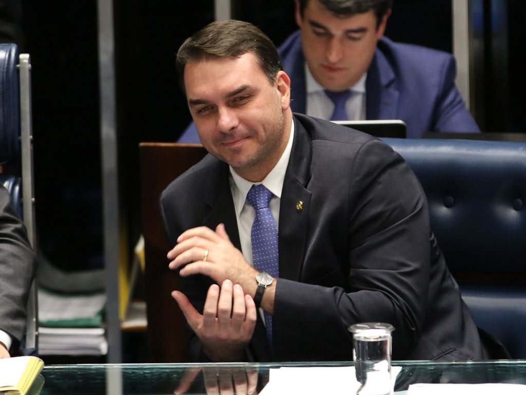 Impedir candidatura de Bolsonaro seria atrocidade, diz Flávio em entrevista