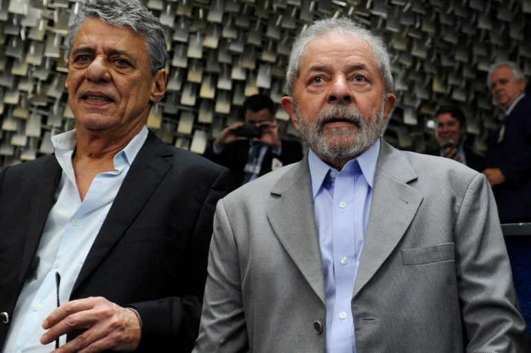 Lula entrega Prêmio Camões a Chico Buarque em Portugal