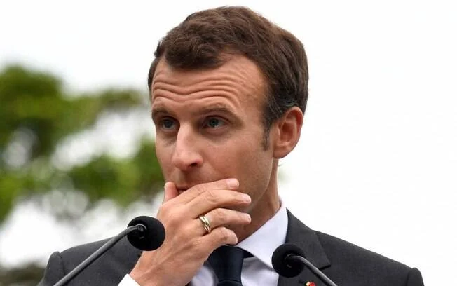 Emmanuel Macron: isolado e contestado