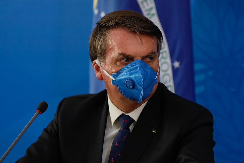 Bolsonaro pediu sigilo em exame de Covid um dia após se aglomerar, revelam mensagens