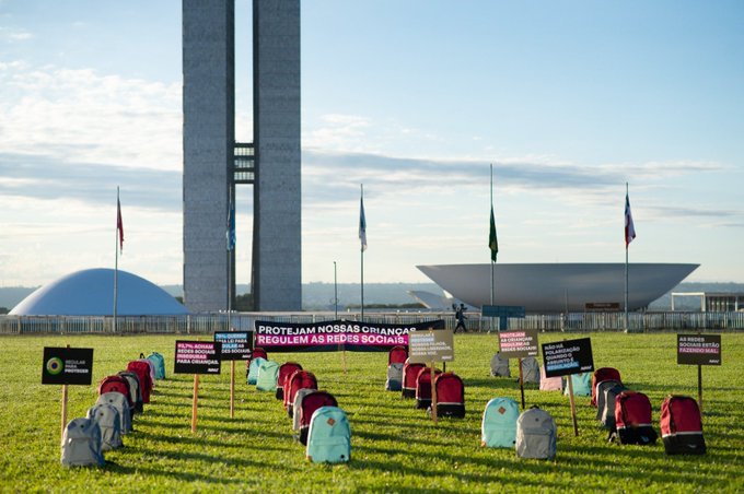 Mochilas colocadas no gramado do Congresso Nacional lembram mortes em escolas