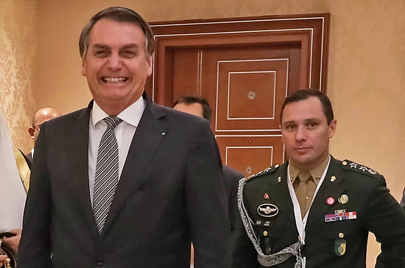 Perícias revelam suspeita de conta no exterior ligada a Bolsonaro