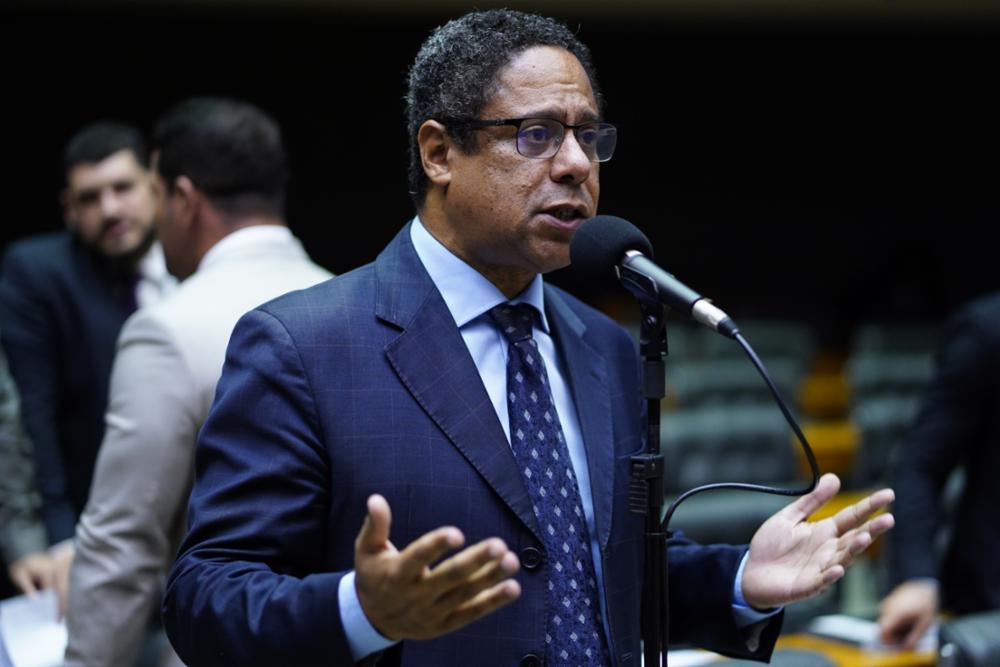 Orlando Silva critica big techs: ‘Querem colocar de joelhos o Congresso Nacional’