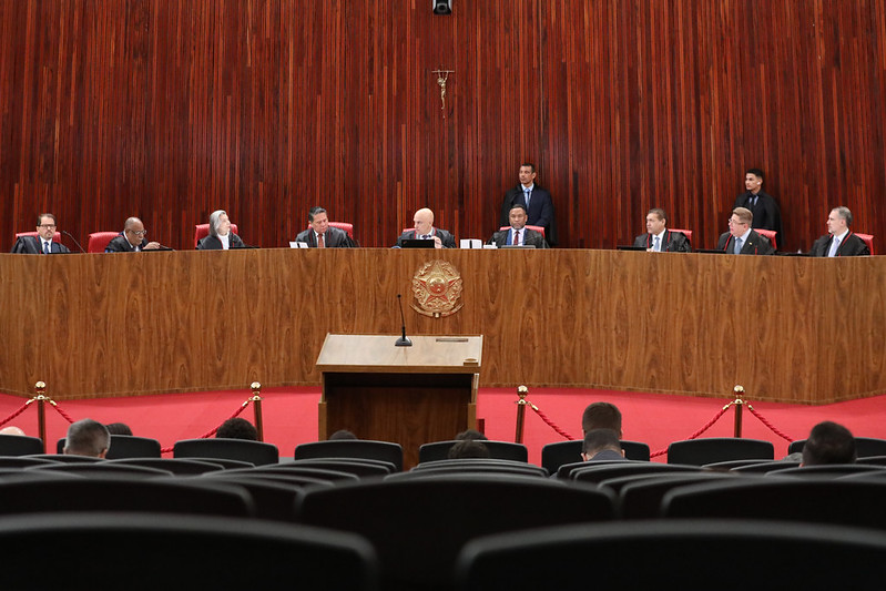 Moraes suspende julgamento de Bolsonaro no TSE; sessão retorna na sexta-feira