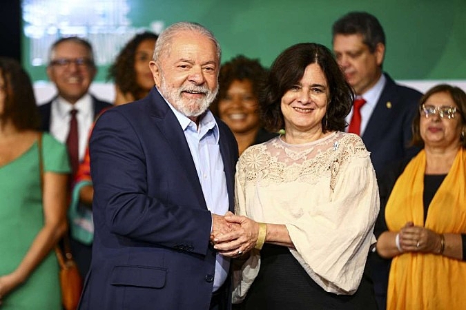 Apoio à ministra da Saúde toma conta da internet brasileira e enfraquece estratégia do centrão