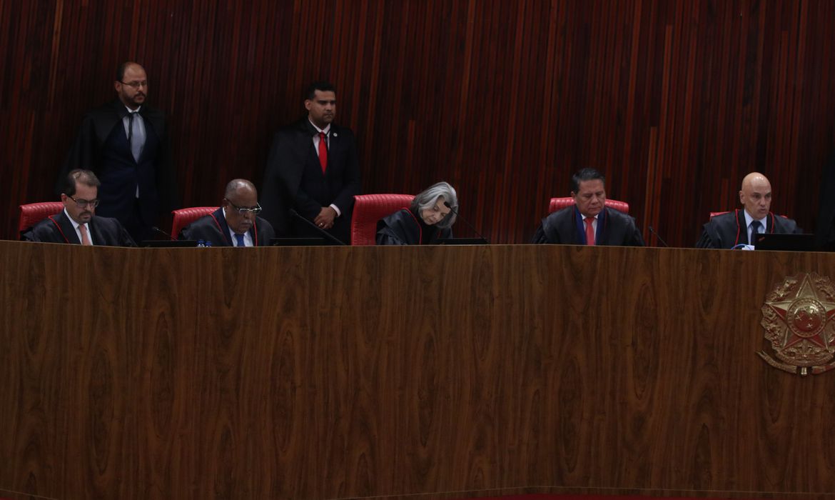 TSE retoma julgamento e voto de Cármen Lúcia pode selar futuro de Bolsonaro