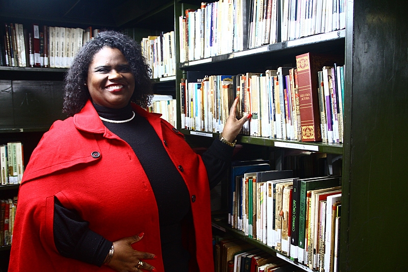 ‘Biblioteca somente com livro na estante não se basta mais’, acredita Ana Maria de Souza