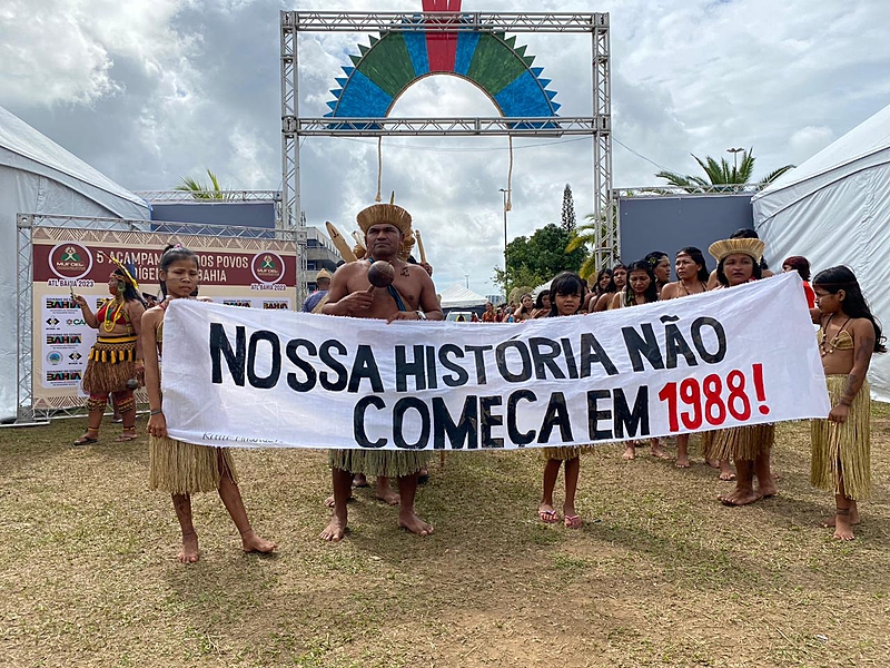 Indígenas se mobilizam novamente contra o Marco Temporal, em Porto Alegre, nesta quarta-feira (30)