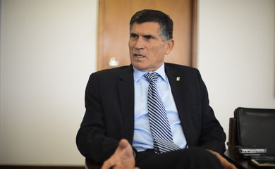Exército precisa reagir contra crimes de Bolsonaro, diz General Santos Cruz