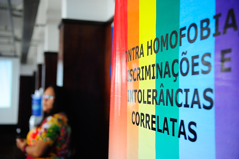 Comissão da Câmara aprova projeto que proíbe casamento homoafetivo; oposição estuda anular votação