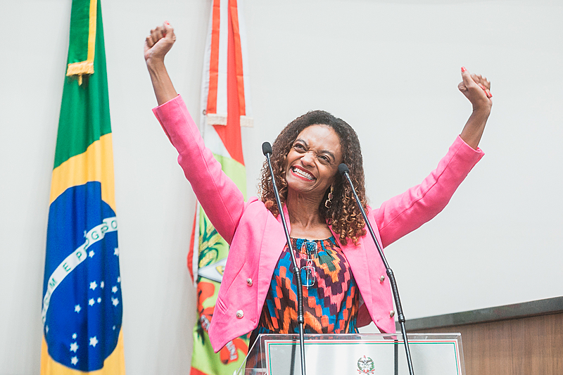 Momento histórico na Alesc: Professora Vanessa da Rosa é segunda mulher negra a tomar posse como deputada em Santa Catarina