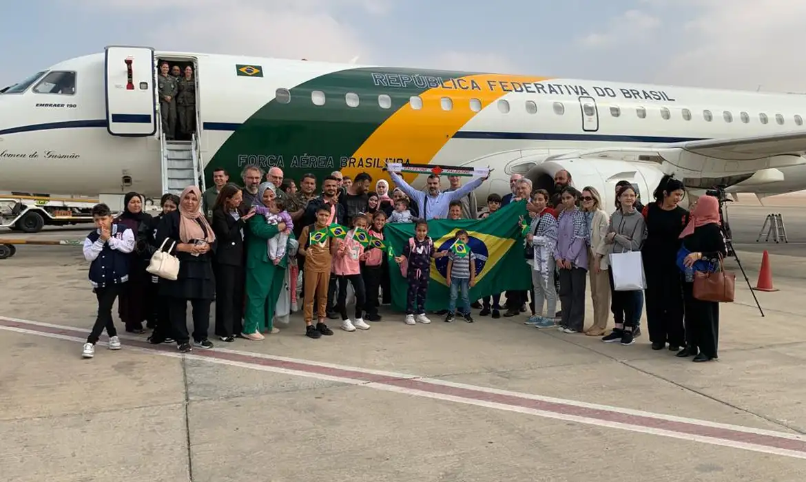 Brasileiros repatriados de Gaza já decolaram rumo ao Brasil