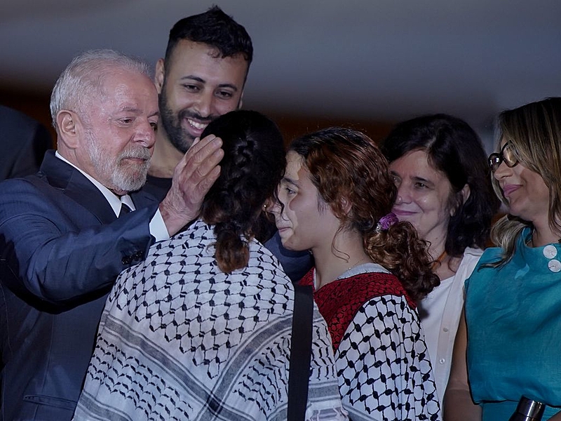 Brasileiros que estavam em Gaza chegam ao Brasil e são recebidos por Lula