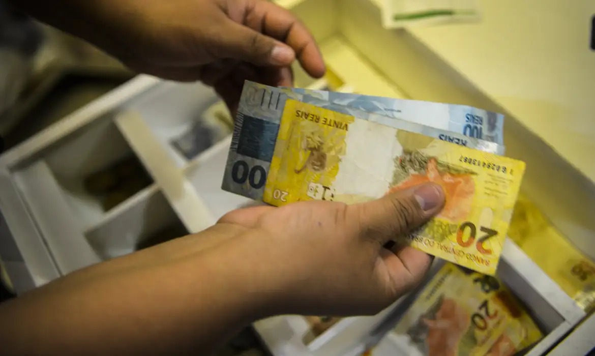 Aumento do salário mínimo recompensará poder de compra perdido no governo Bolsonaro