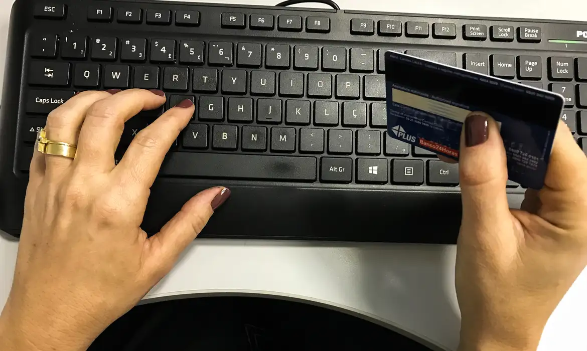 Juros do cartão de crédito rotativo não podem passar do valor da dívida a partir de janeiro