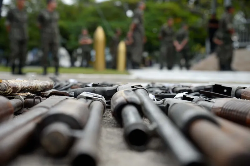 Sob Bolsonaro, Exército liberou armas para condenados por tráfico de drogas e até homicídio