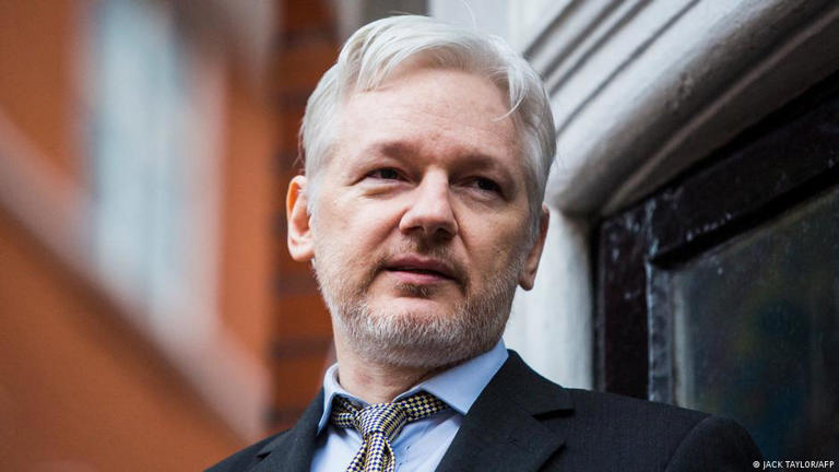 Assange deixa prisão no Reino Unido após acordo com os EUA