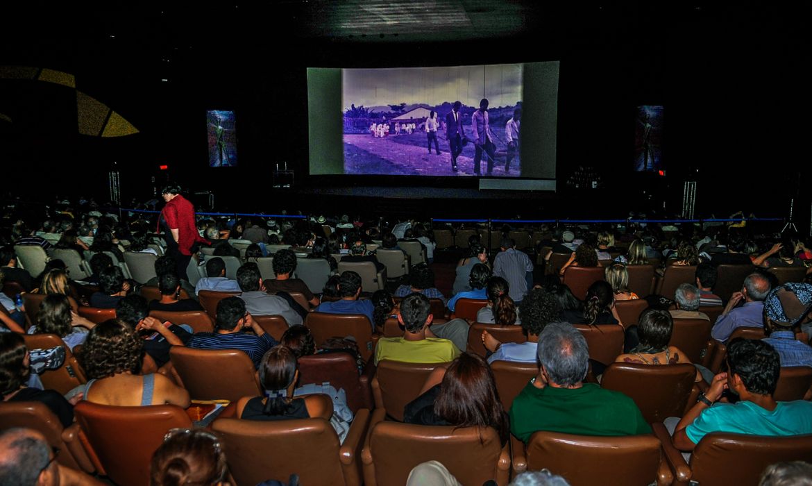 Quando os trabalhadores ocuparam as salas de cinema