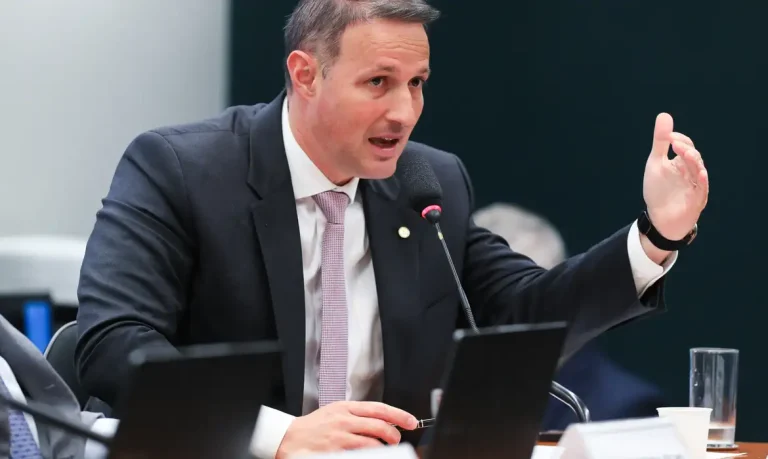 Quando o crime agradece: o ataque de Derrite à Polícia Federal