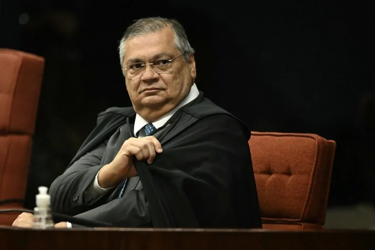 Dino cobra explicações da Câmara sobre viagem de Mário Frias ao exterior