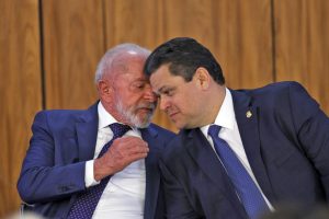 CORRESPONDENTE POLÍTICO | “O Centrão sabe para onde sopra o vento”, diz cientista político
