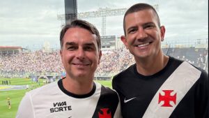 Flávio Bolsonaro é vaiado em São Januário e deixa estádio após terceiro gol do Santos