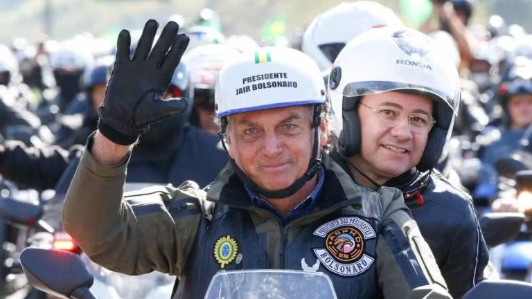 Cezinha de Madureira na garupa de Jair Bolsonaro durante motociata em São Paulo