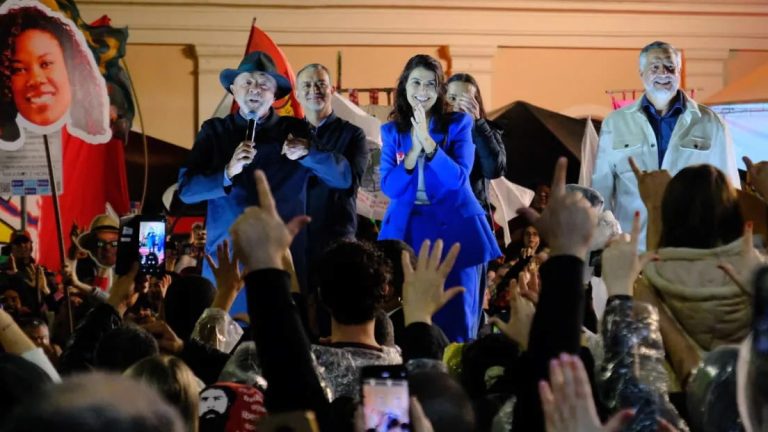 Lula e aliados no palanque durante comício no Centro de Porto Alegre